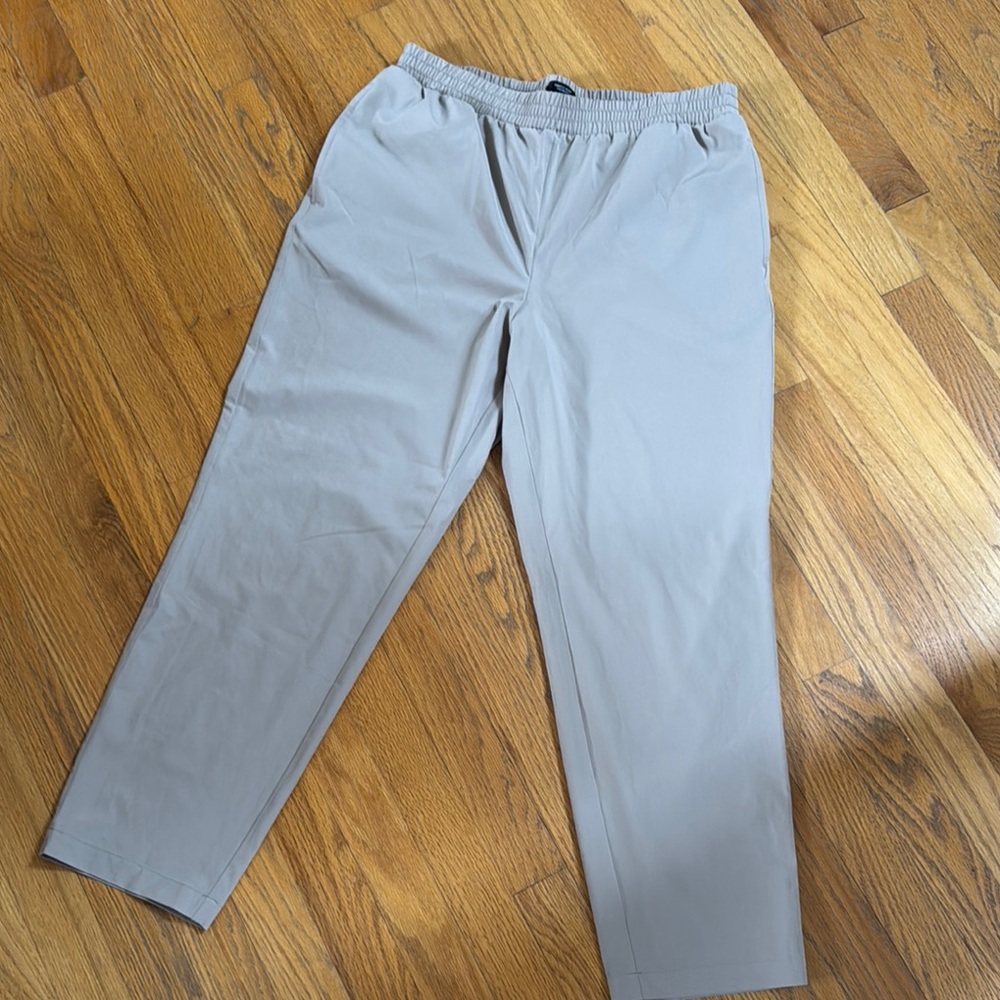 Vera Wang. Size medium. Gray Pants, new without tags.